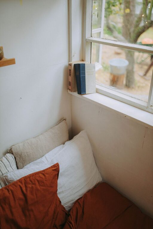 Tips for Creating a Cozy and Inviting Reading Nook in Your Home